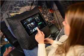 电路板厂资讯:有了这款很会“吸”的抱枕 再也不怕被平板呼脸啦